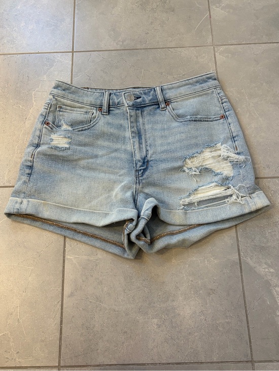 American Eagle Outfitters Pants - EUC American Eagle Mom Shorts Size 8 Light Wash Distressed Stretch Cuffed Denim